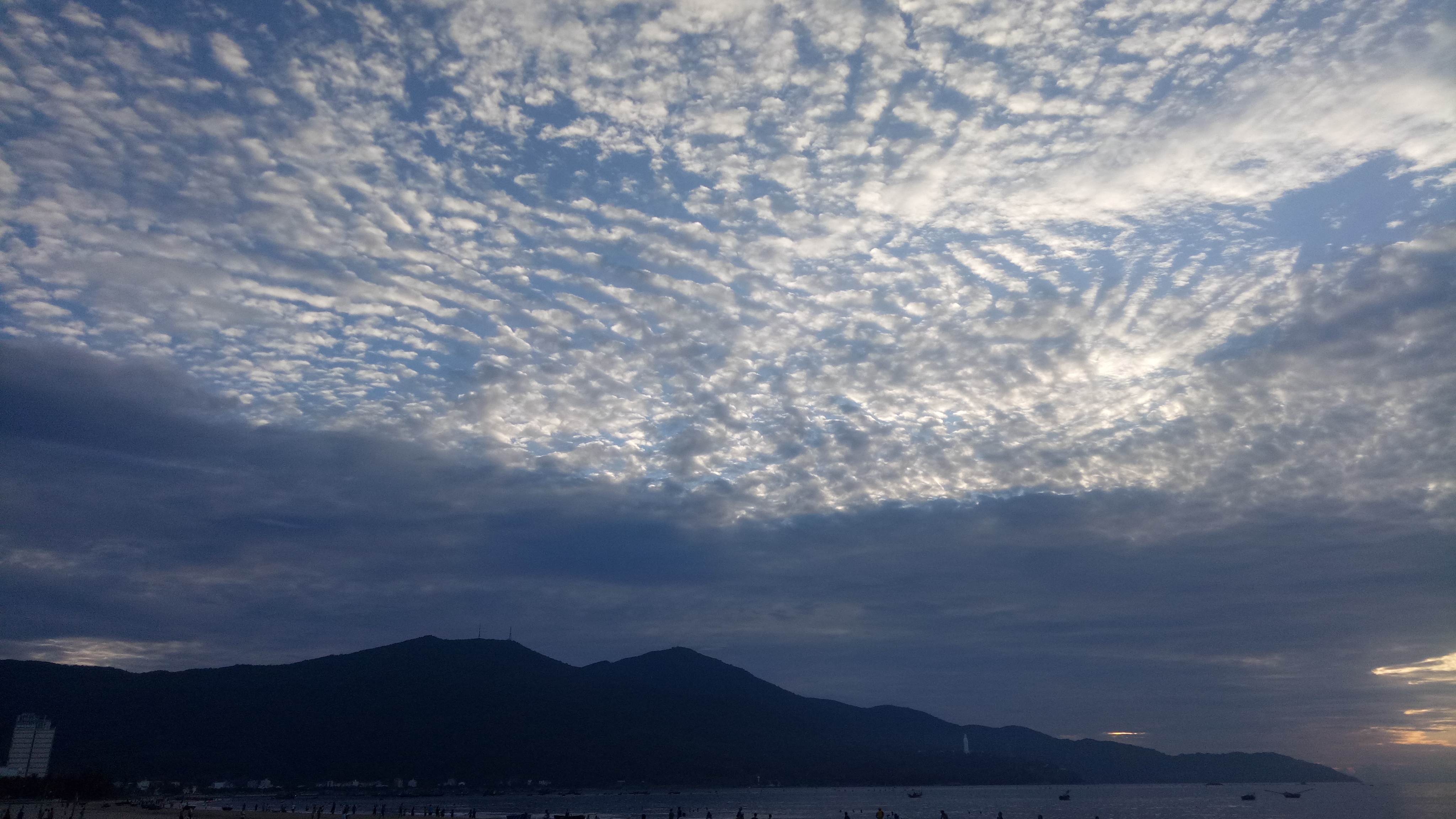Mây Vảy cá Buổi sáng bình yên trên biển